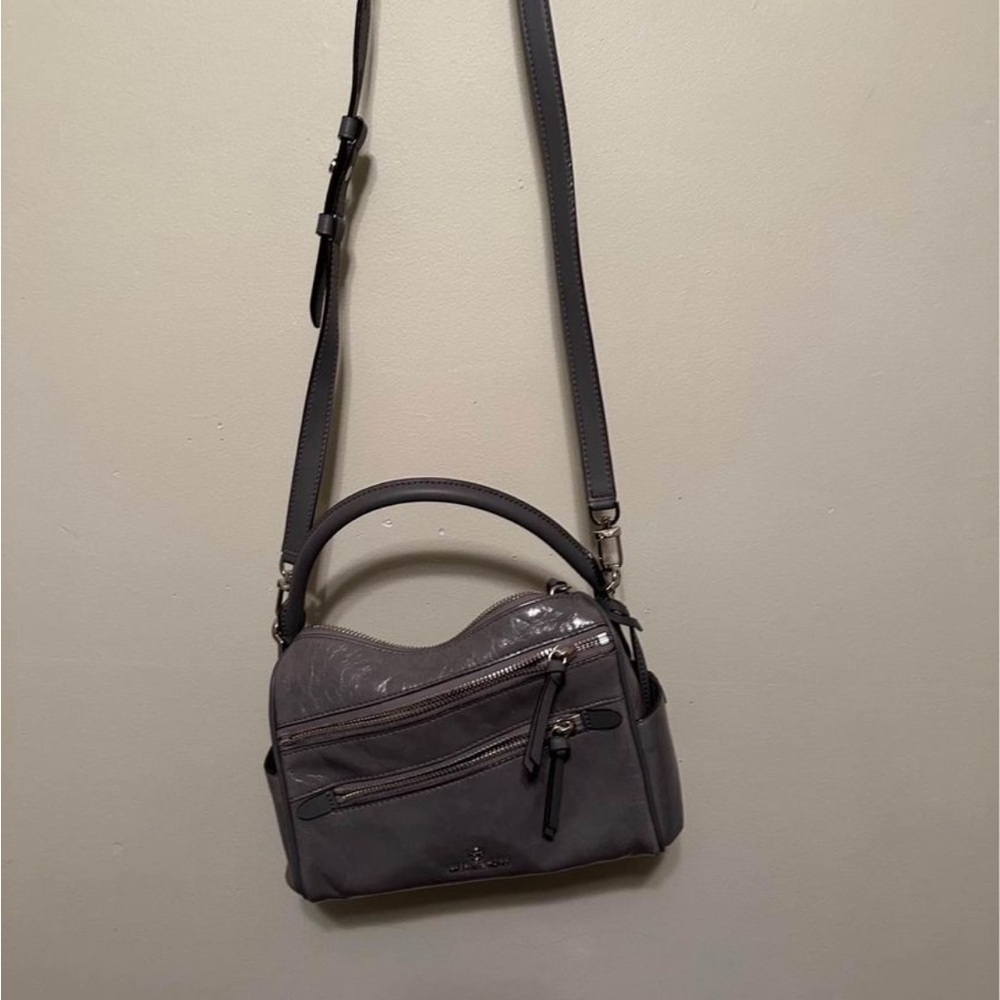 Michael Kors gray crossbody hand bag.  Used bit in great condition.
